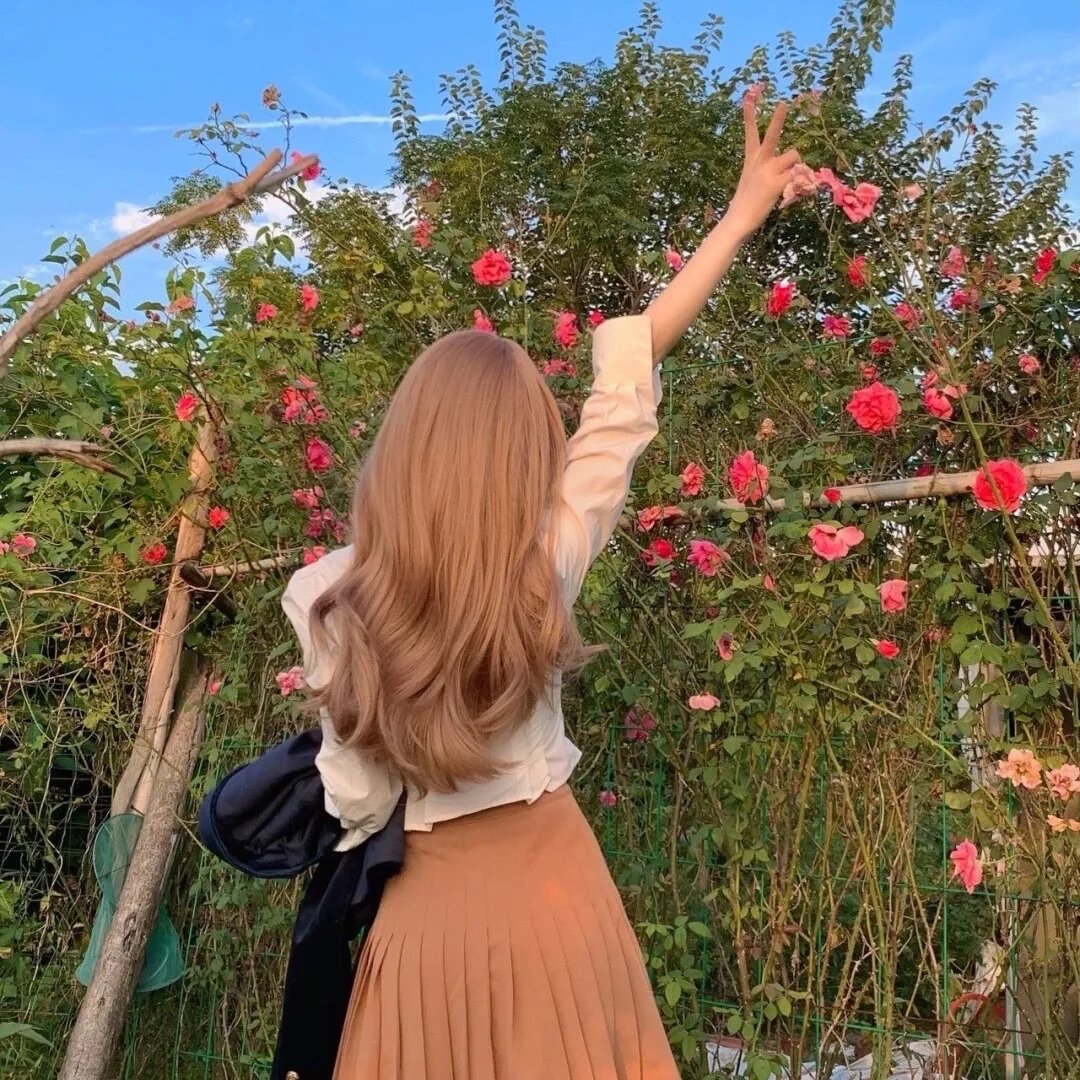 她比烟花寂寞